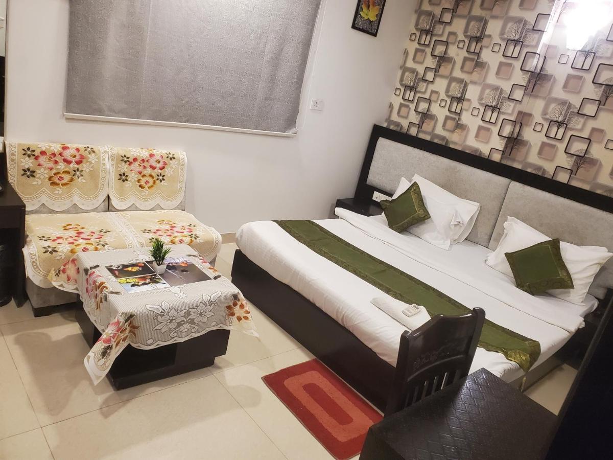 Hotel Aashiyana Inn Нью-Дели Экстерьер фото