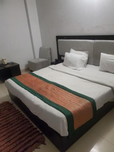 Hotel Aashiyana Inn Нью-Дели Экстерьер фото