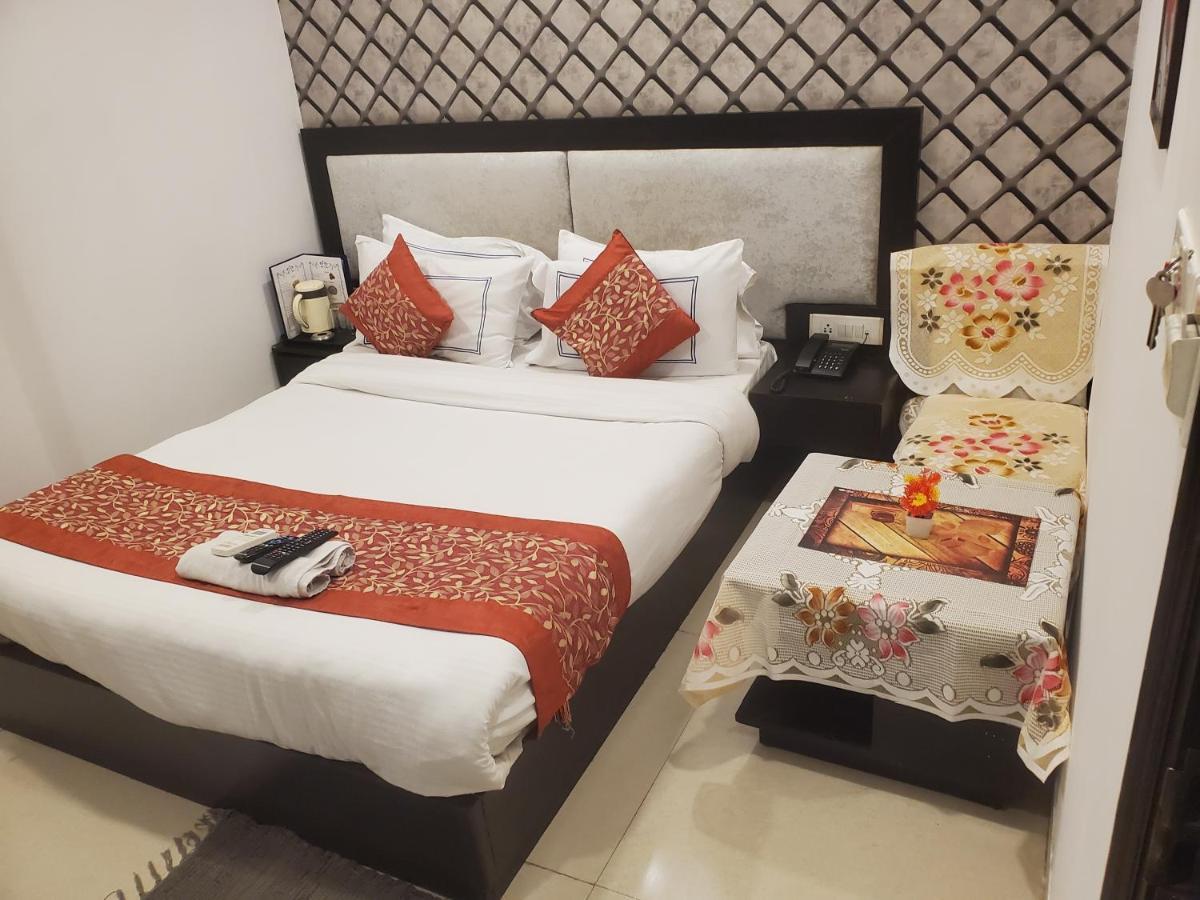 Hotel Aashiyana Inn Нью-Дели Экстерьер фото