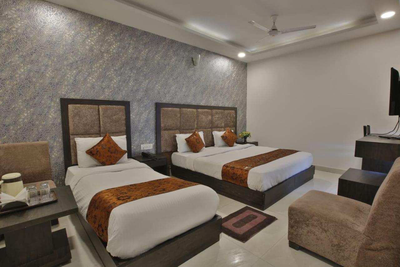 Hotel Aashiyana Inn Нью-Дели Экстерьер фото