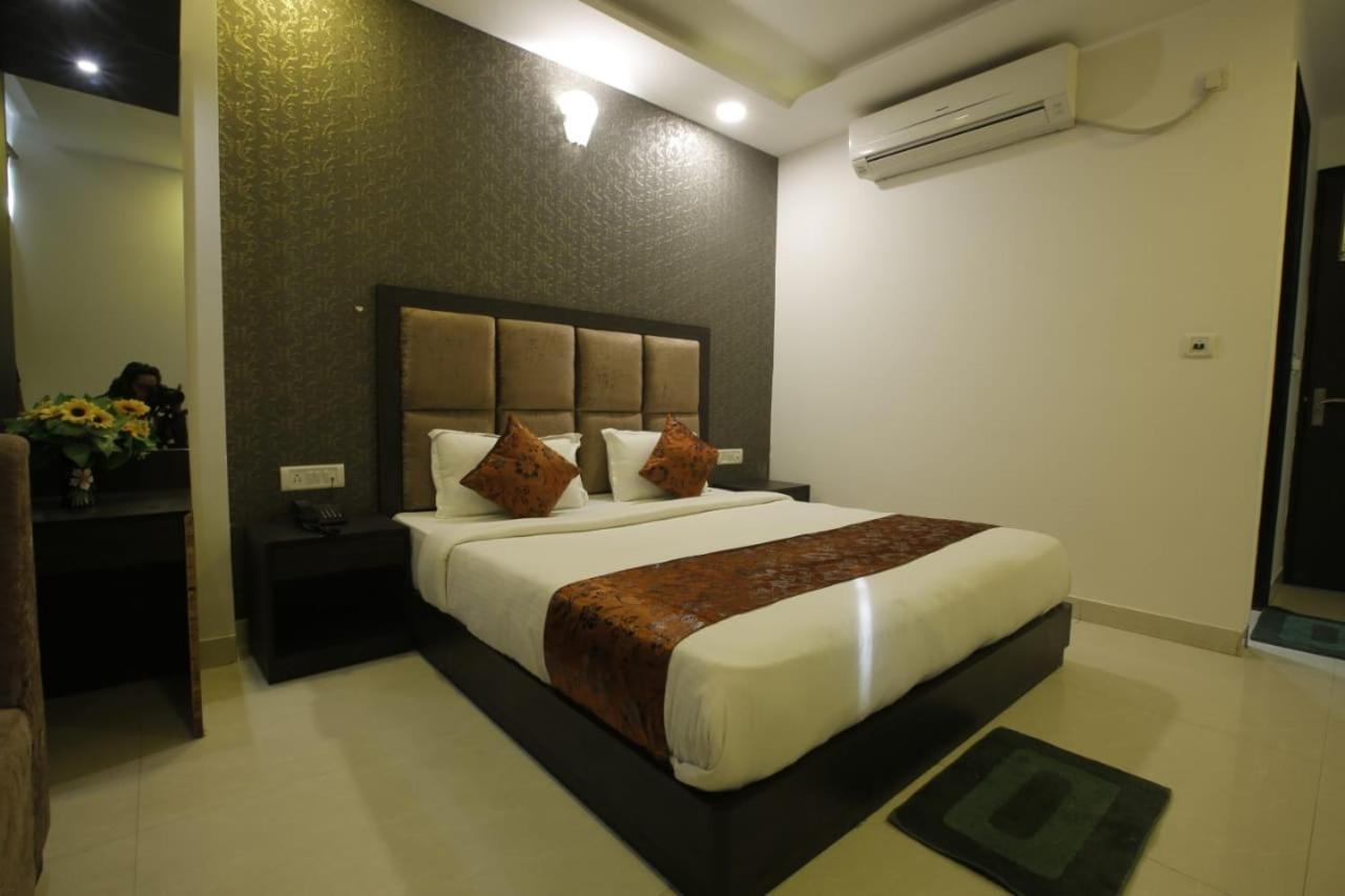 Hotel Aashiyana Inn Нью-Дели Экстерьер фото
