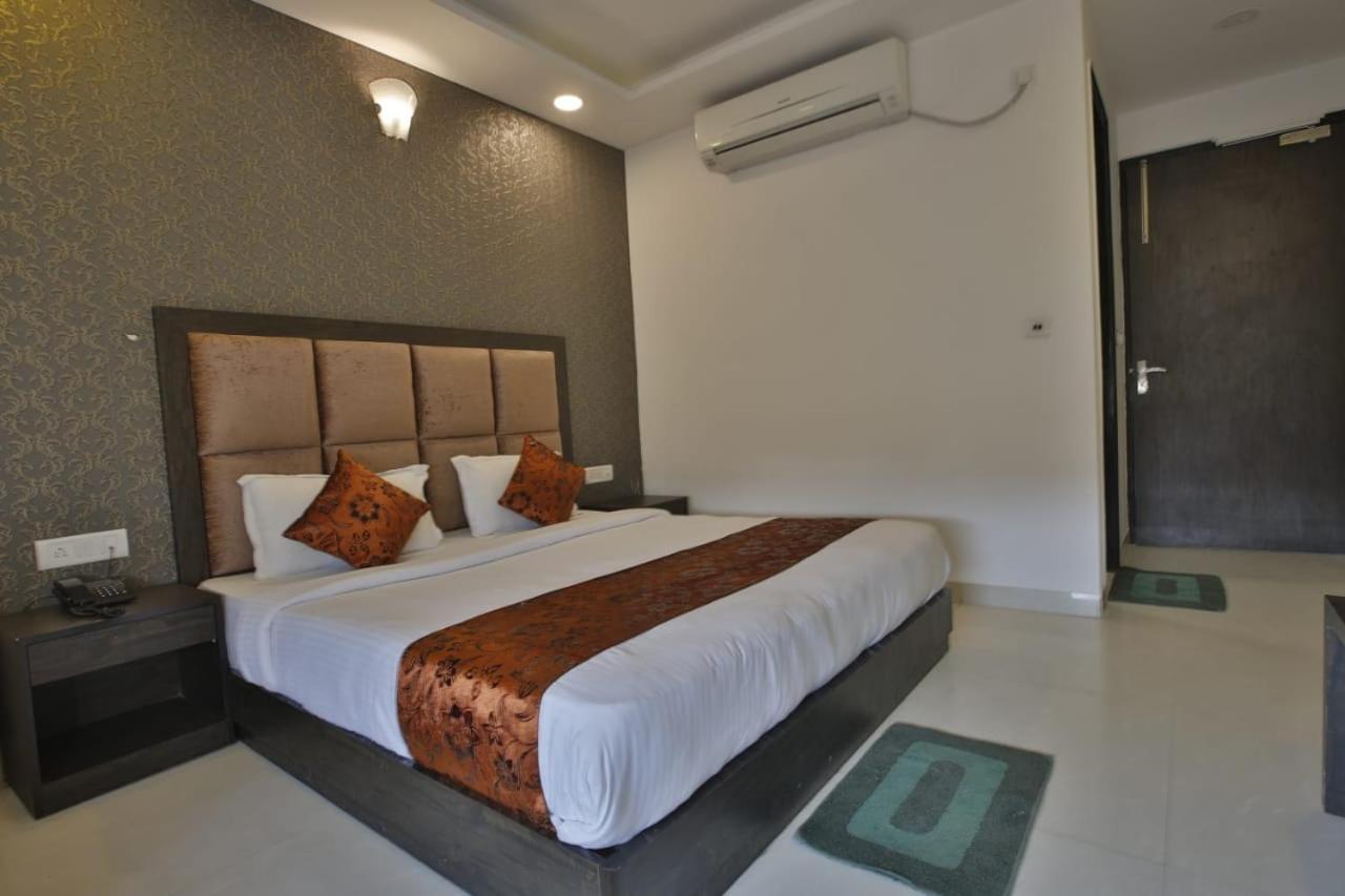 Hotel Aashiyana Inn Нью-Дели Экстерьер фото