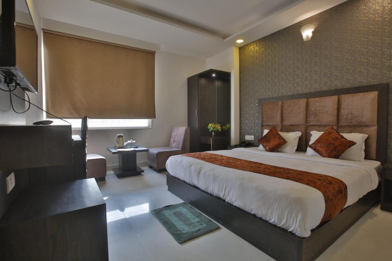 Hotel Aashiyana Inn Нью-Дели Экстерьер фото