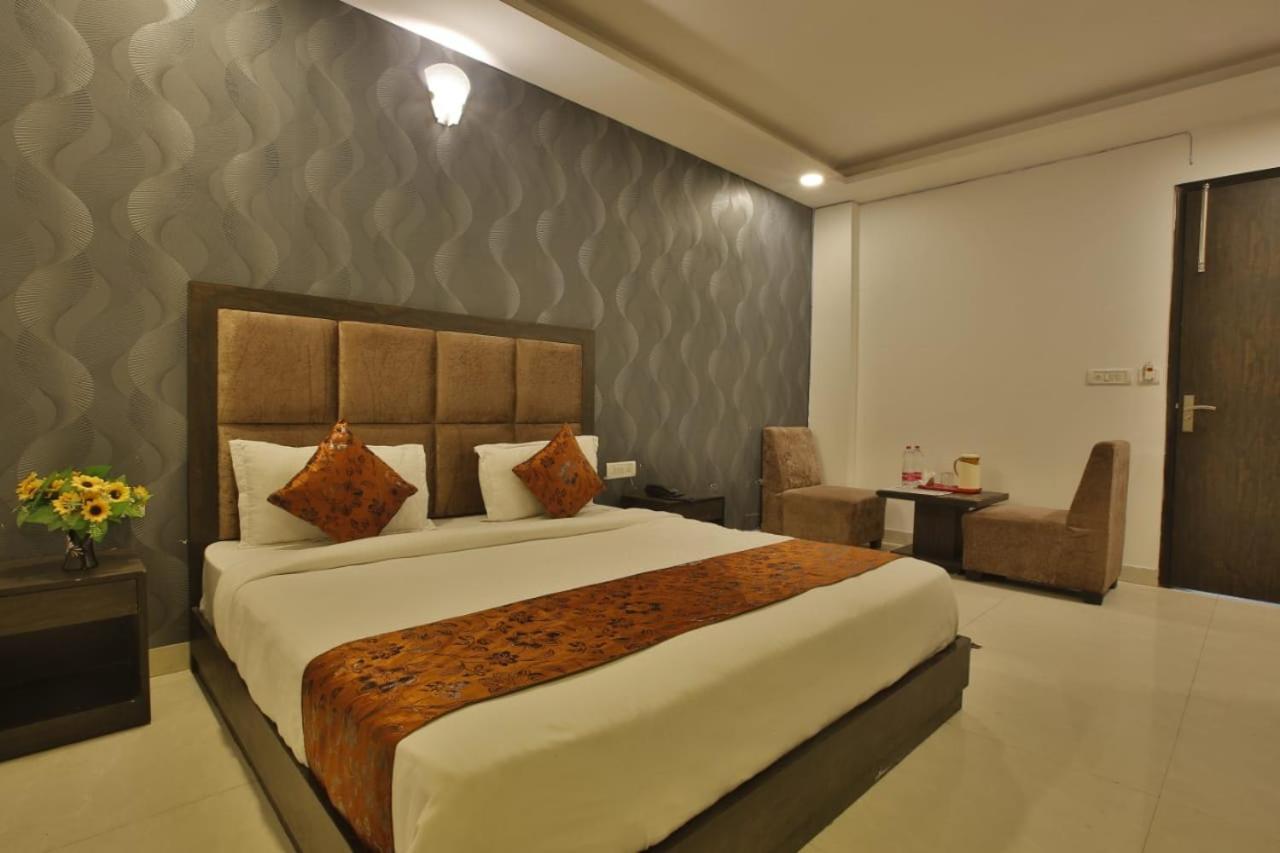 Hotel Aashiyana Inn Нью-Дели Экстерьер фото