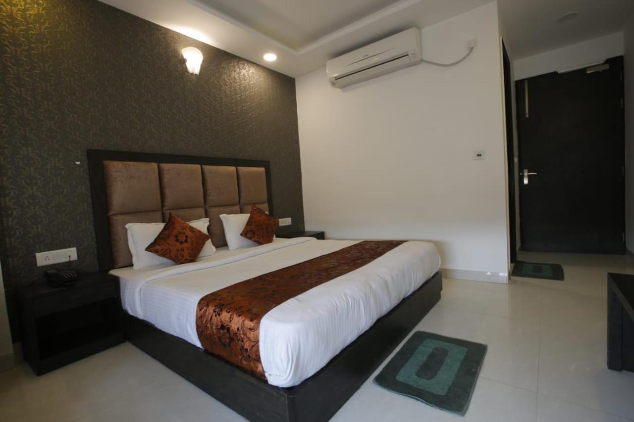 Hotel Aashiyana Inn Нью-Дели Экстерьер фото