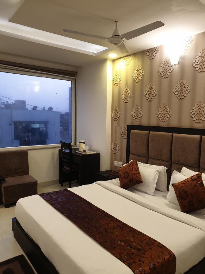 Hotel Aashiyana Inn Нью-Дели Экстерьер фото
