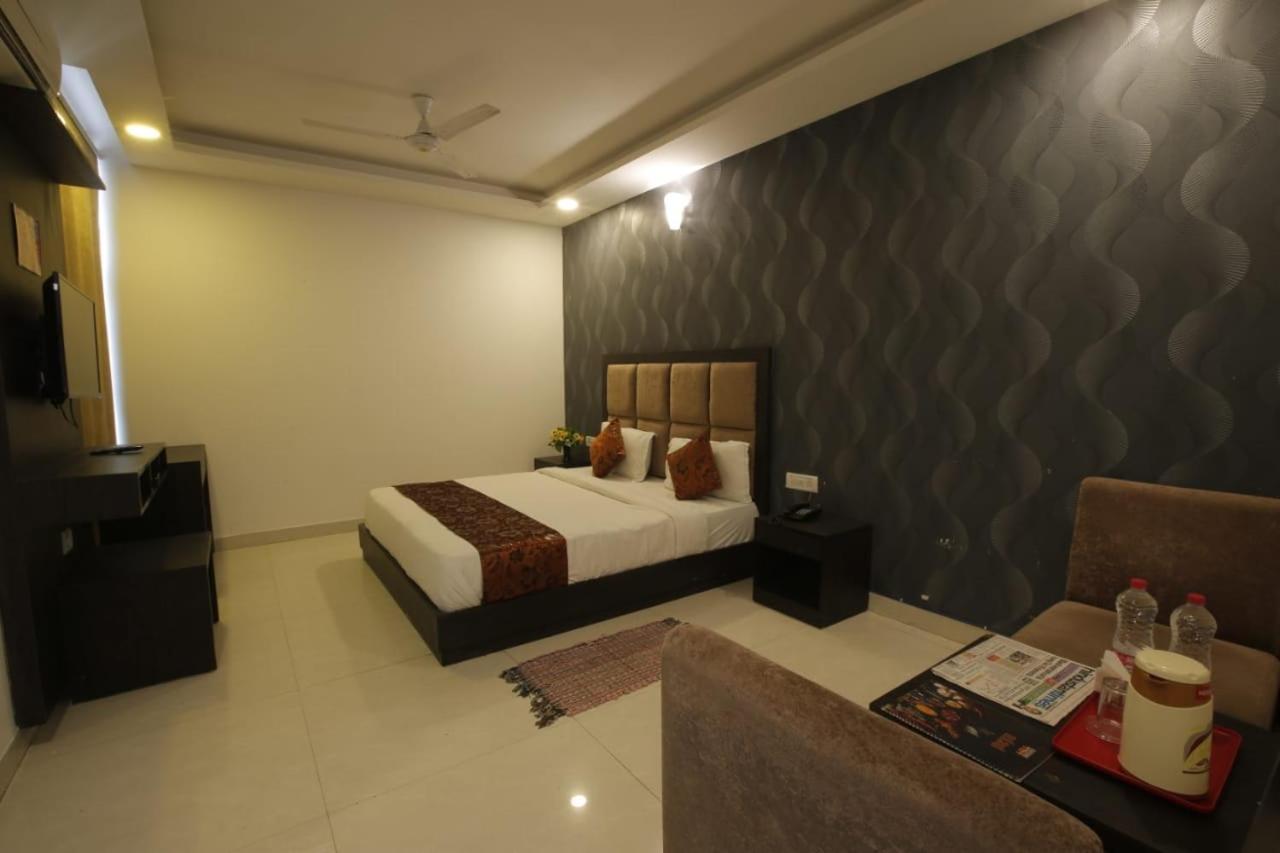 Hotel Aashiyana Inn Нью-Дели Экстерьер фото